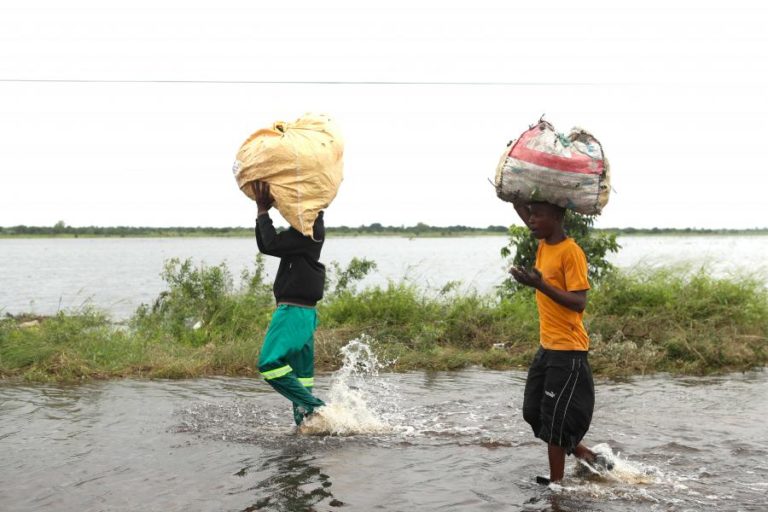 Angola doa 75 toneladas de produtos a vítimas de cheias em Moçambique