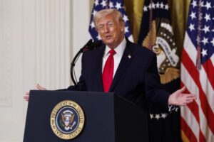 Read more about the article EUA vão atacar Irão com “muita força” nas próximas duas semanas – Trump